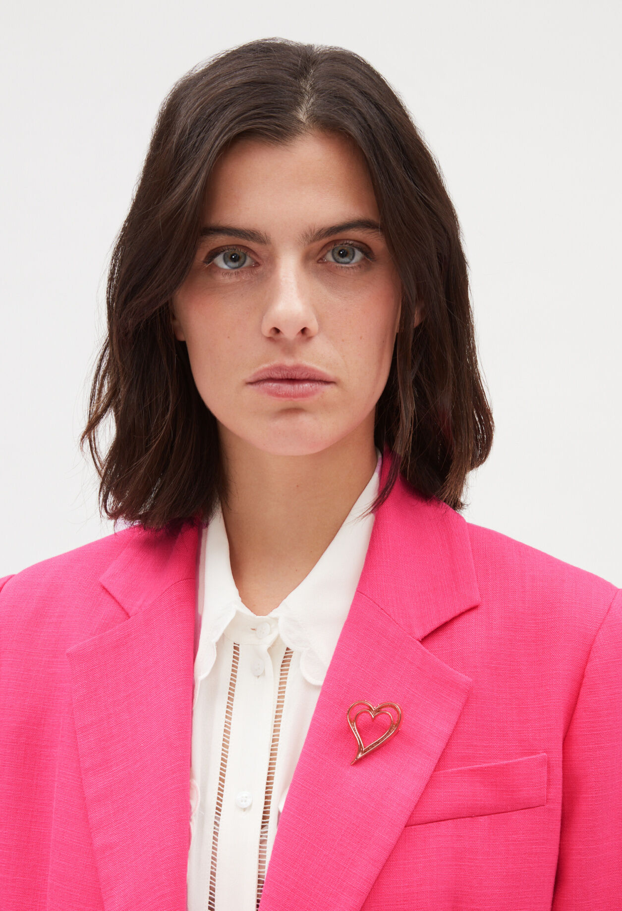 Broche de corazón dorado