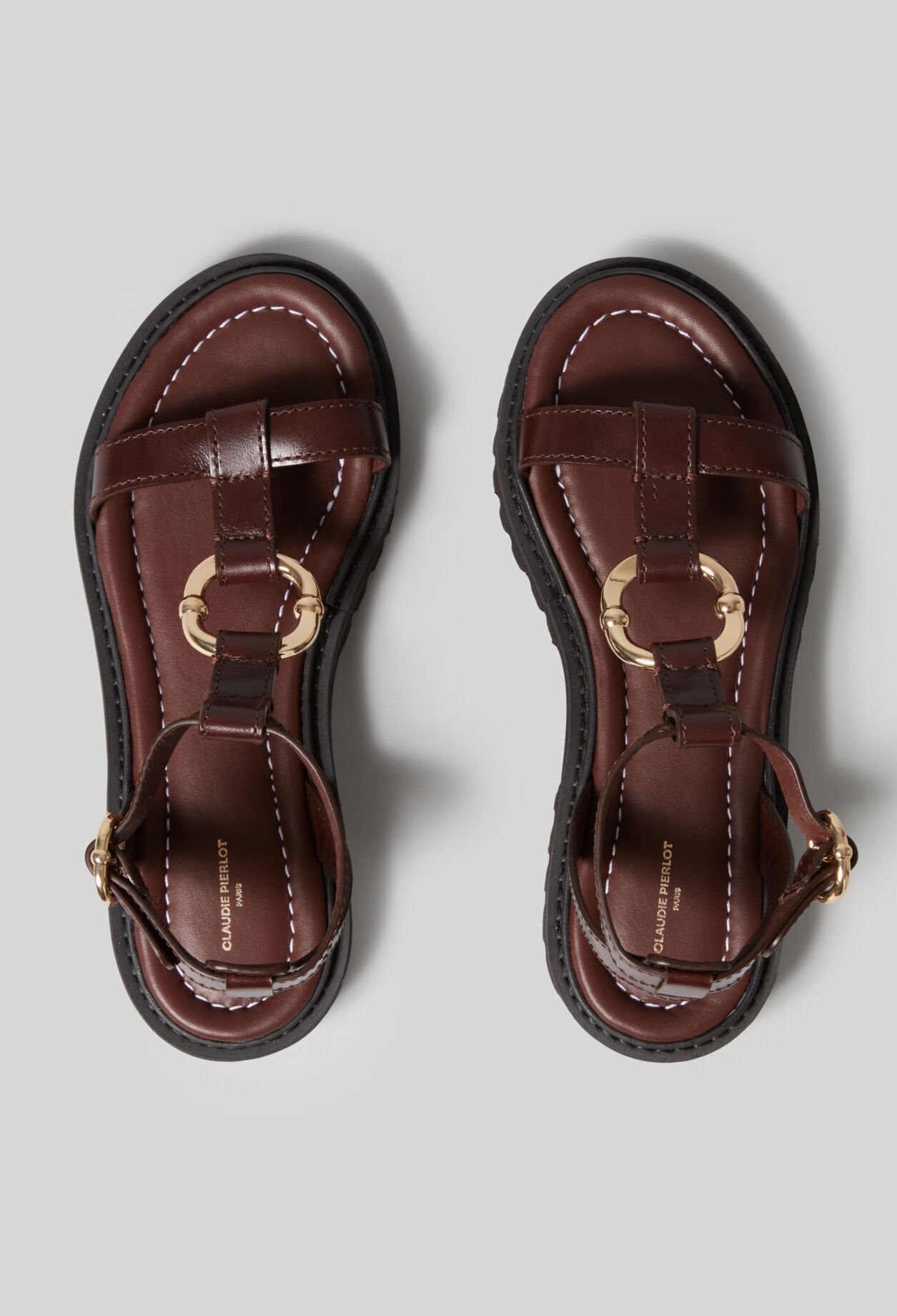 Sandalias de cuero con aro dorado.