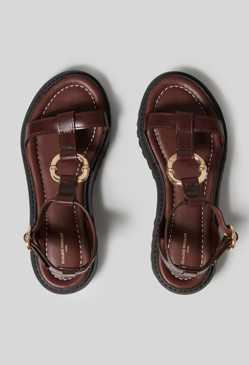 Sandalias de cuero con aro dorado.