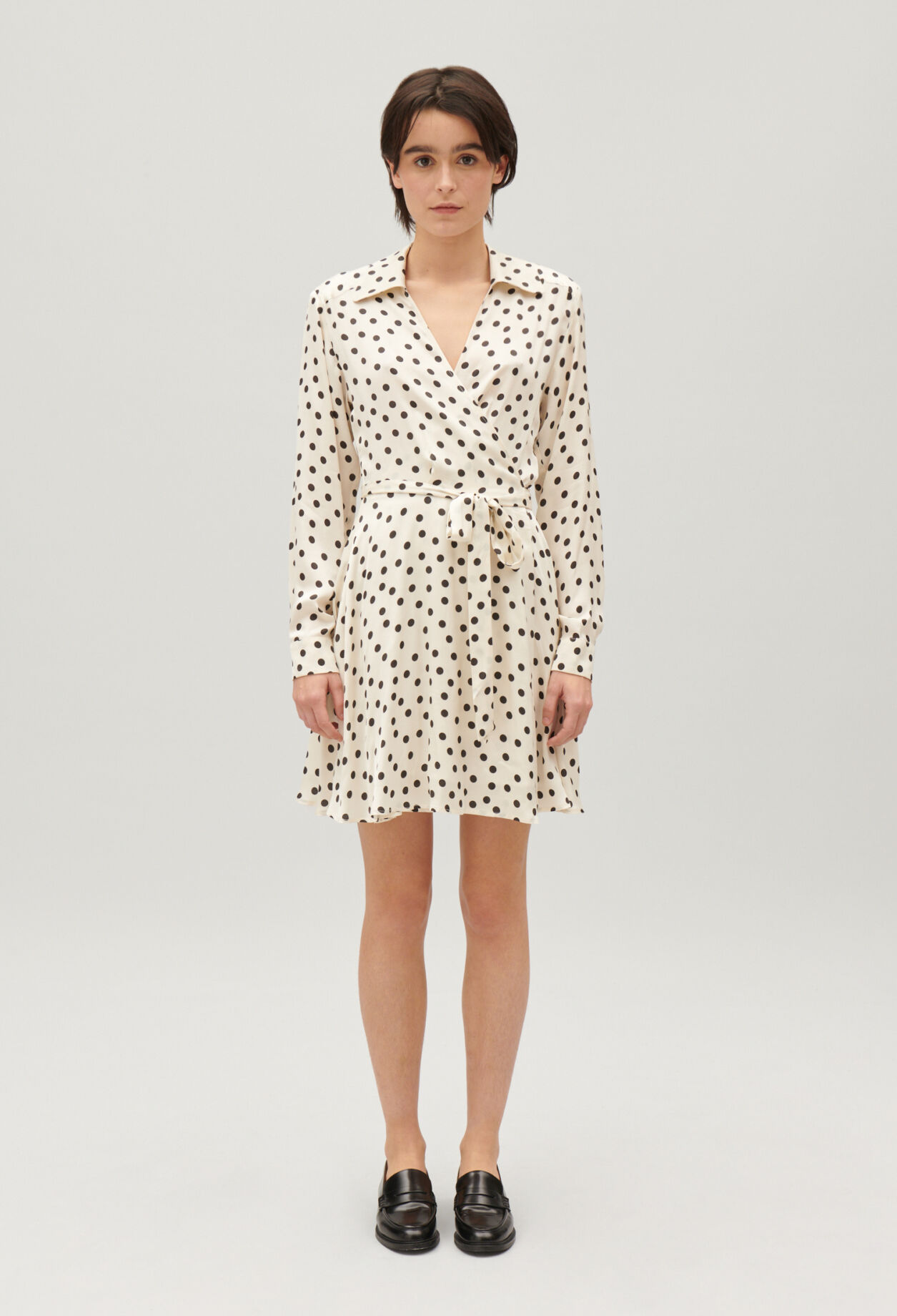 Vestido cruzado con estampado blanco