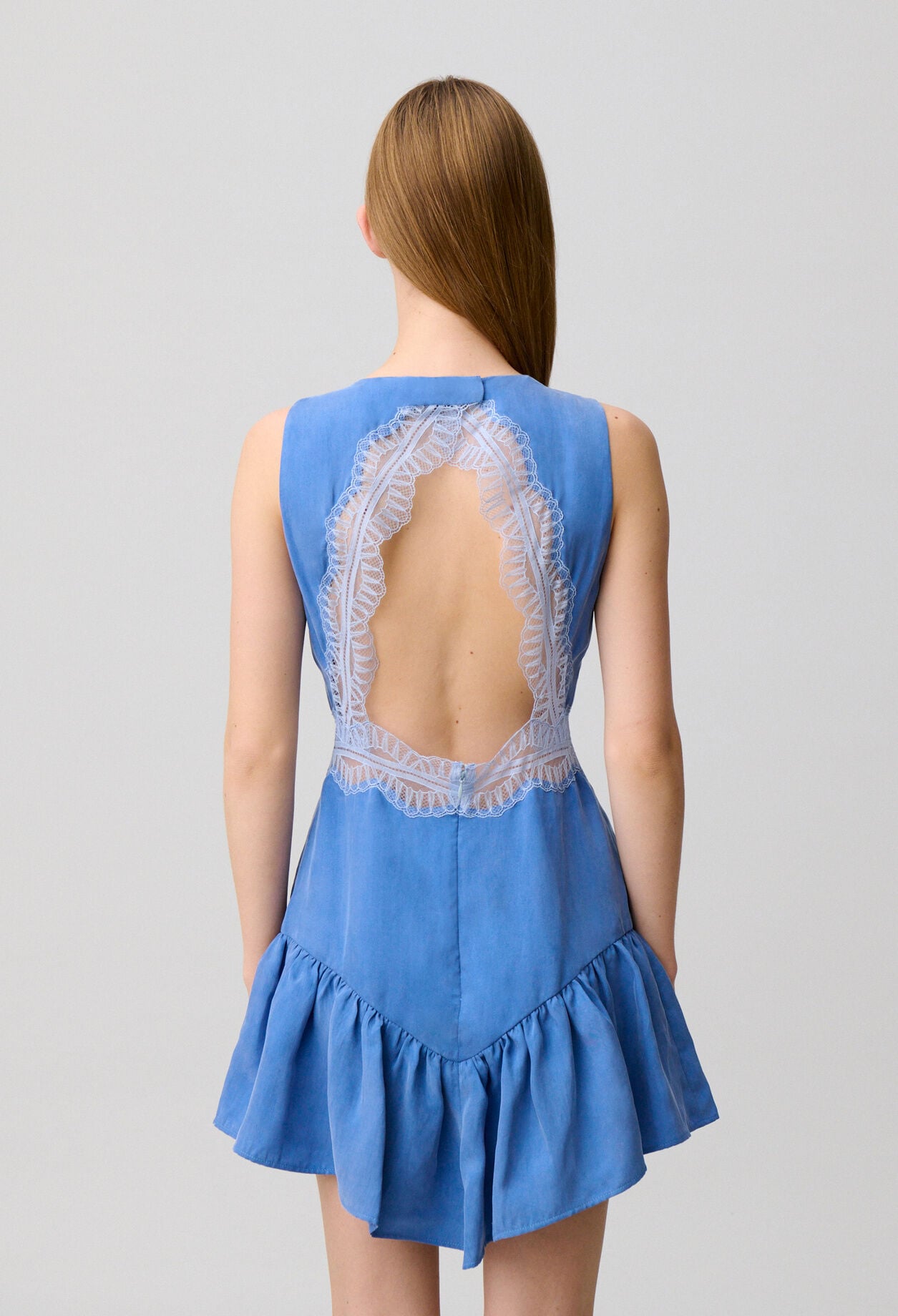 Vestido corto fluido de encaje