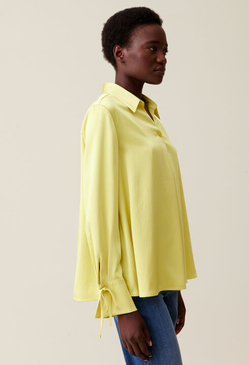 Blusa fluida cuello abierto