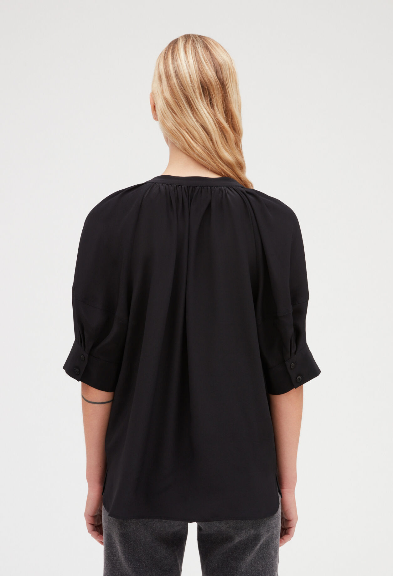 Blusa de seda negra de manga corta