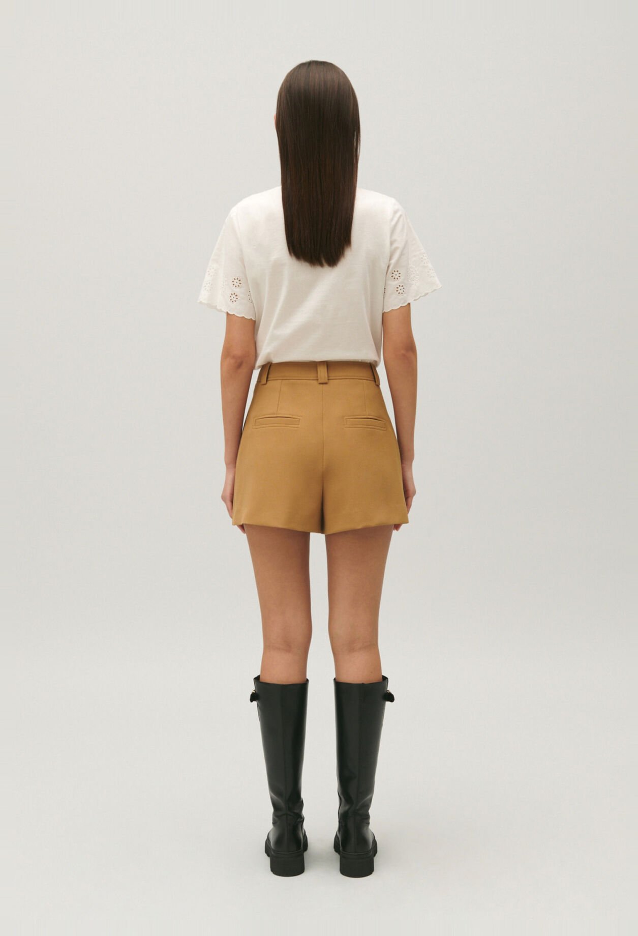 Pantalón corto talle alto y color camel