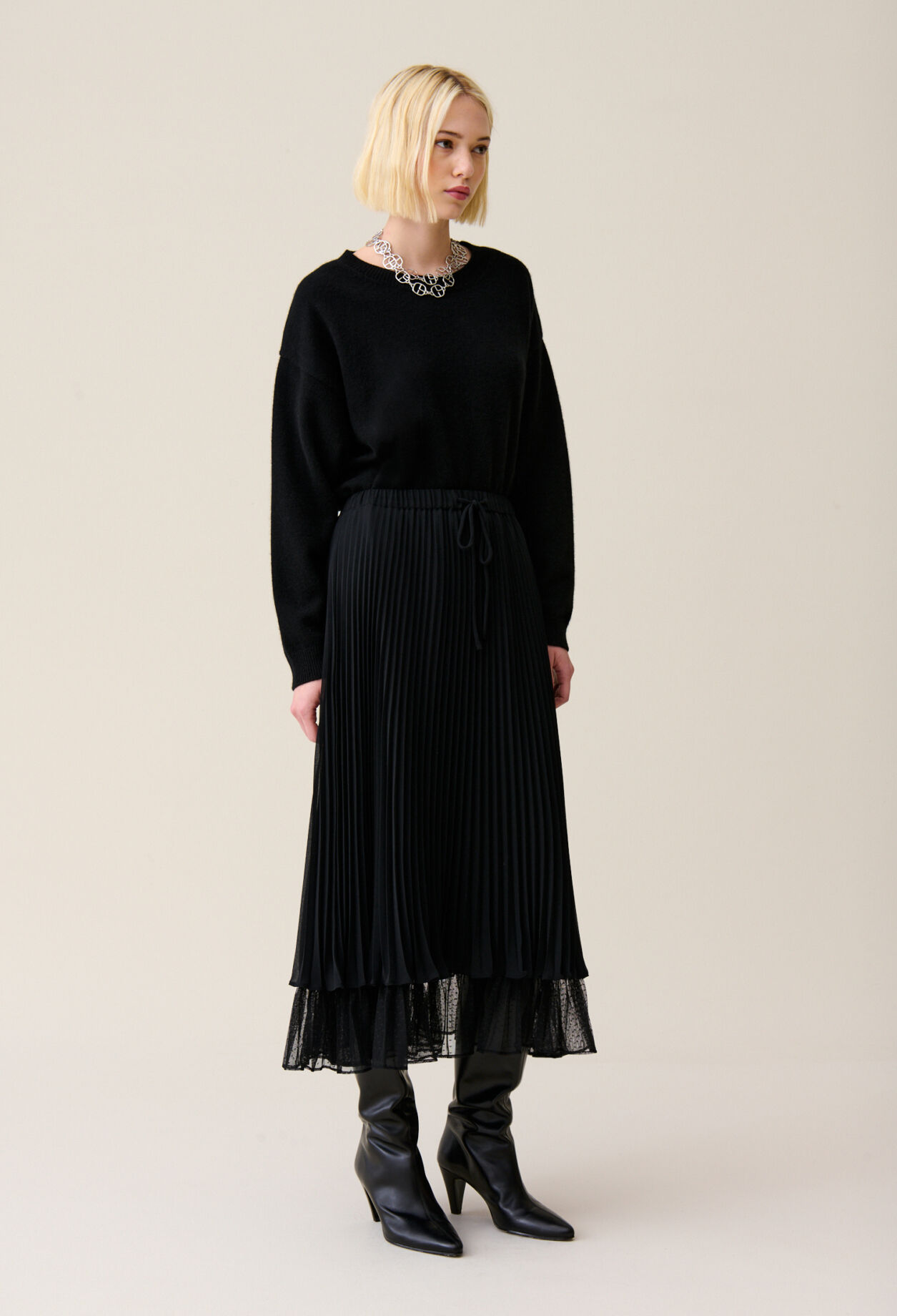 Falda midi fluida plisada negra