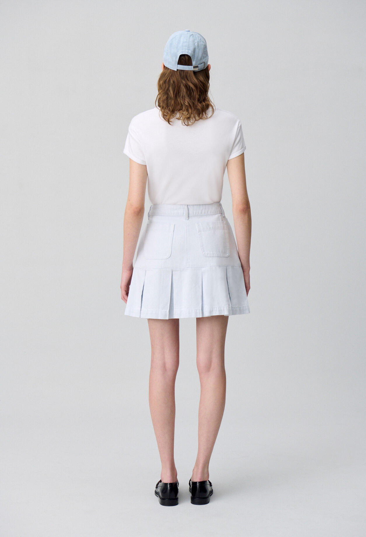 Falda corta de denim con pliegues