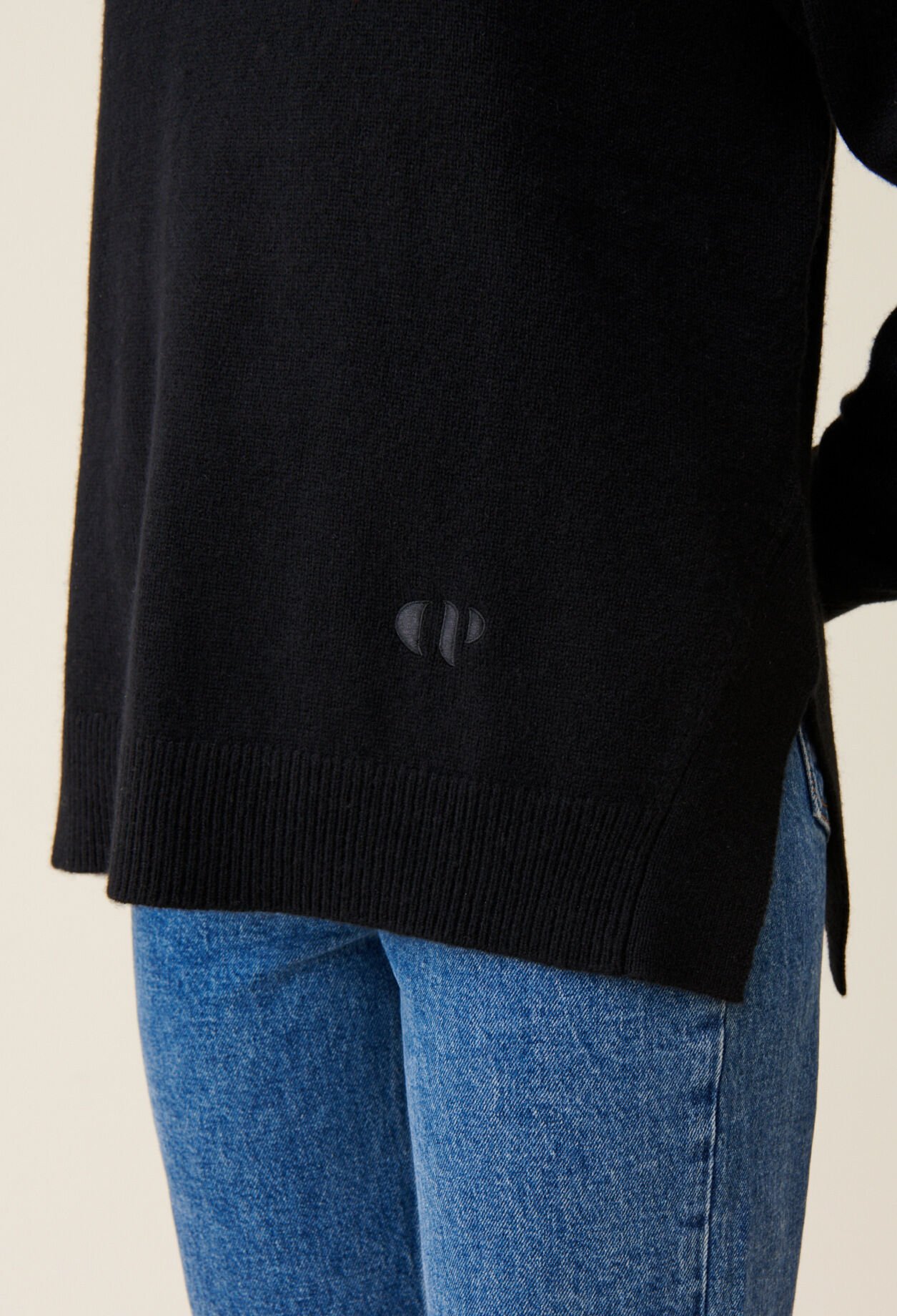 Jersey de cuello alto negro de cachemir