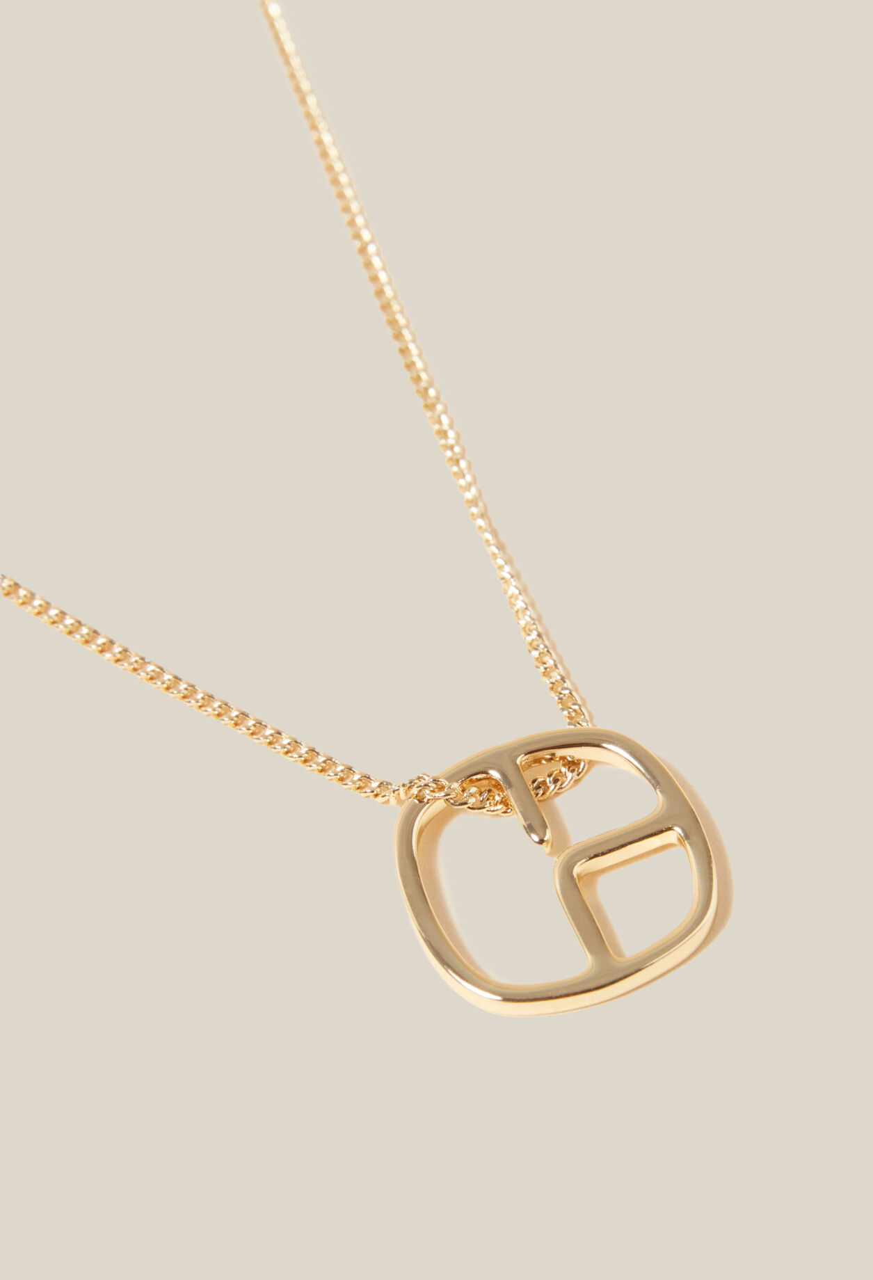 Collar con colgante de monograma dorado