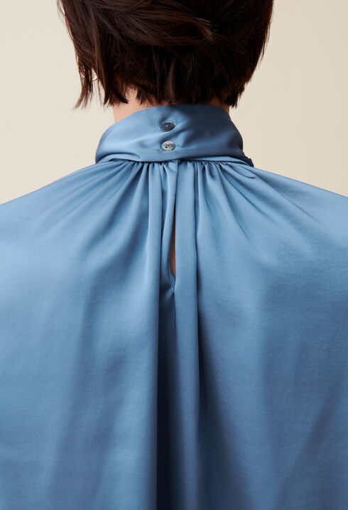 Blusa fluida con lazada al cuello