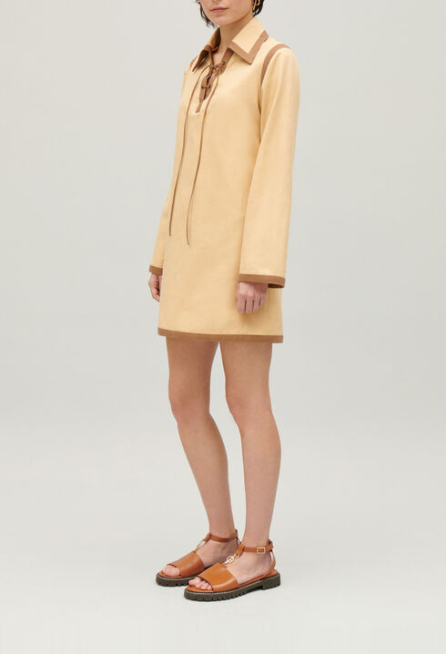 Vestido corto beige anudado