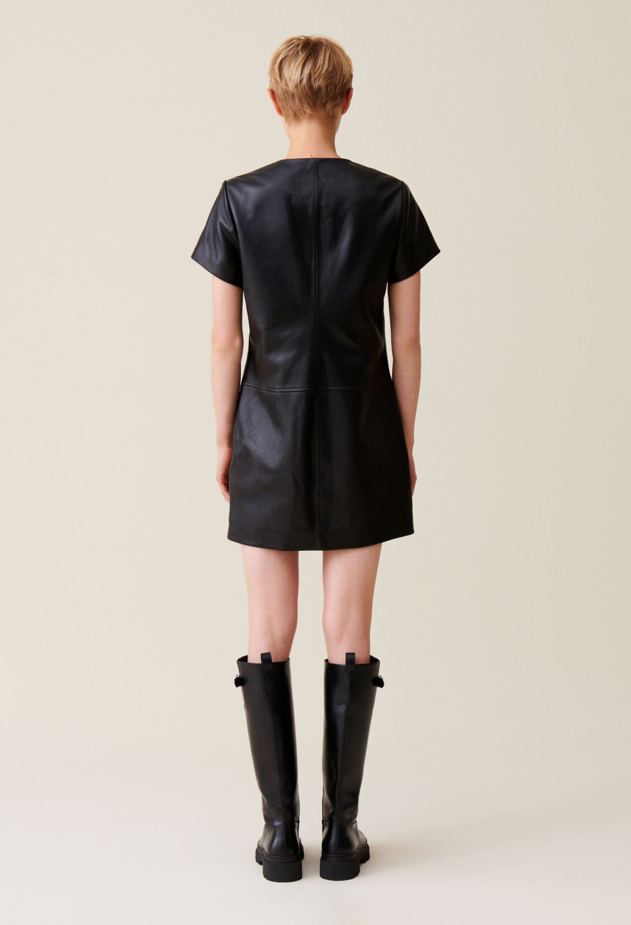 Vestido corto de cuero con cremallera