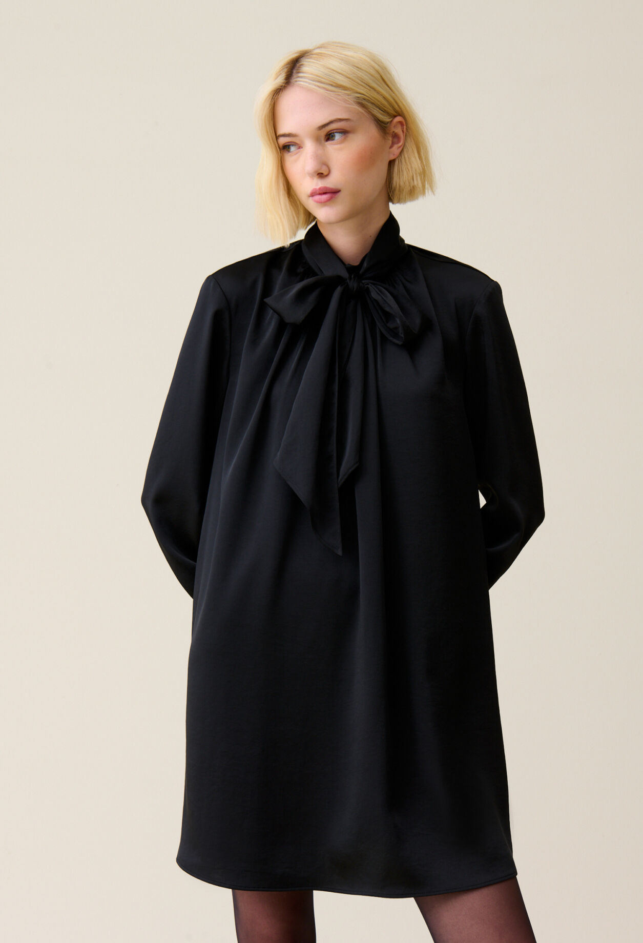 Vestido fluido cuello lazo negro