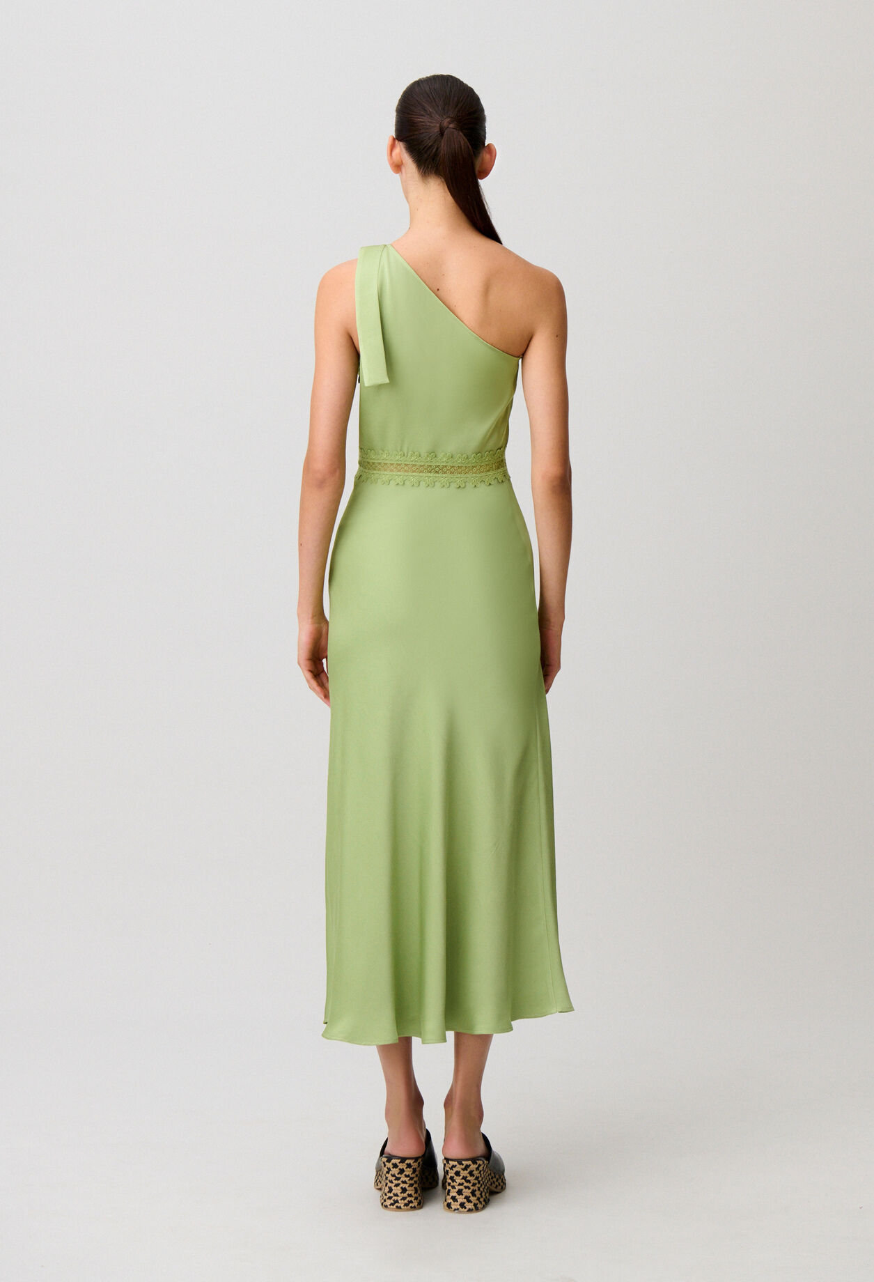 Vestido largo satinado con encaje
