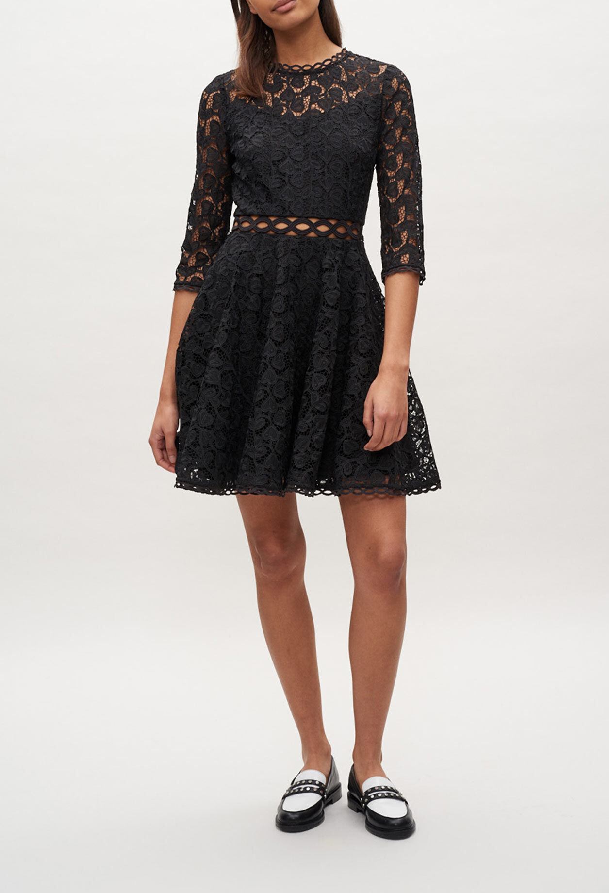 Vestido corto de encaje