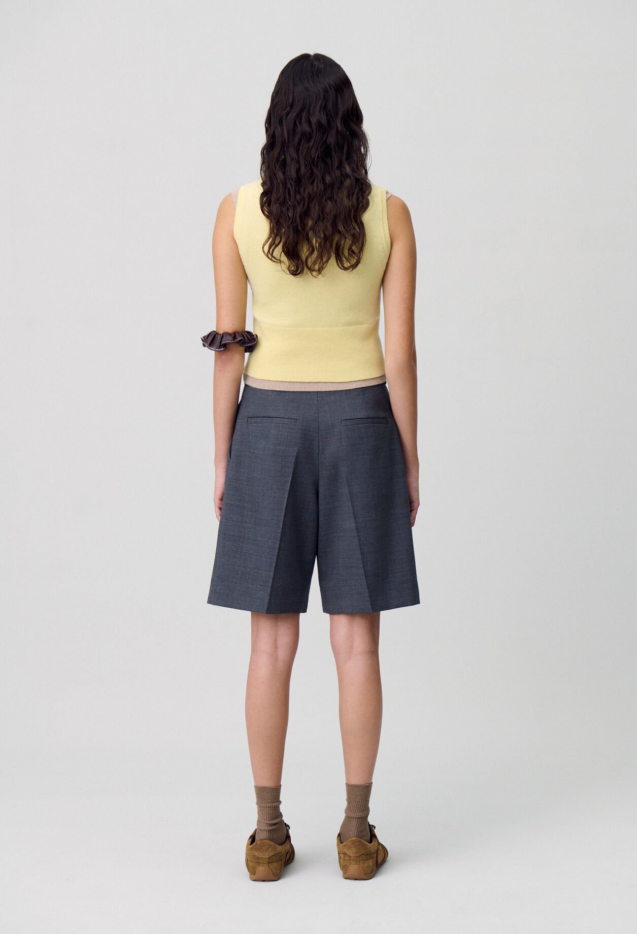 Bermudas cortos con pliegues