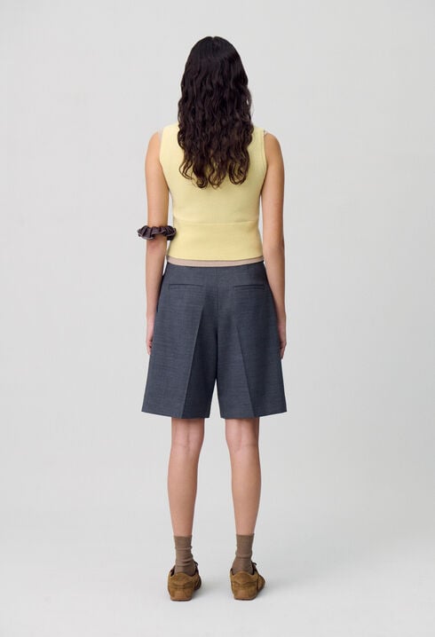 Bermudas cortos con pliegues