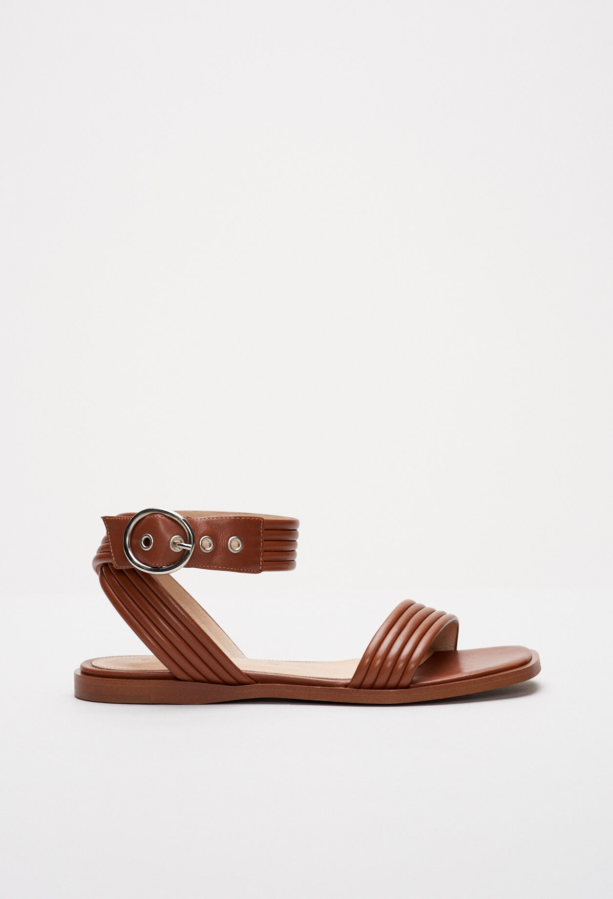 Sandalias planas con tiras