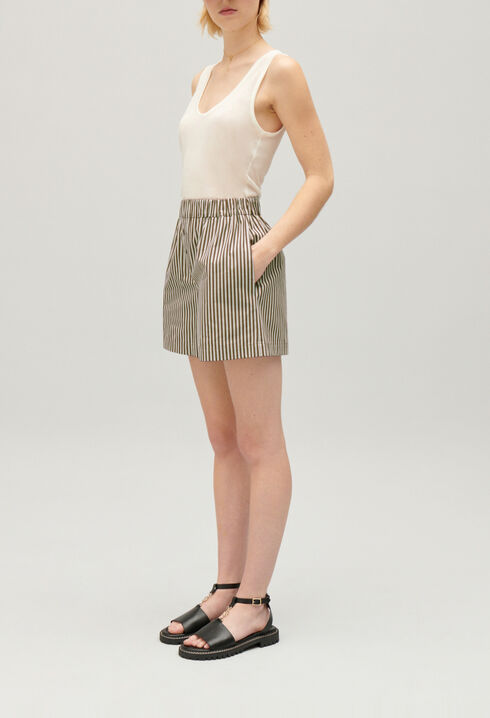 Short a rayas en verdes