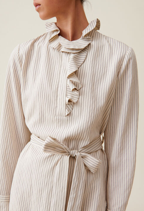 Vestido a rayas con cuello volante