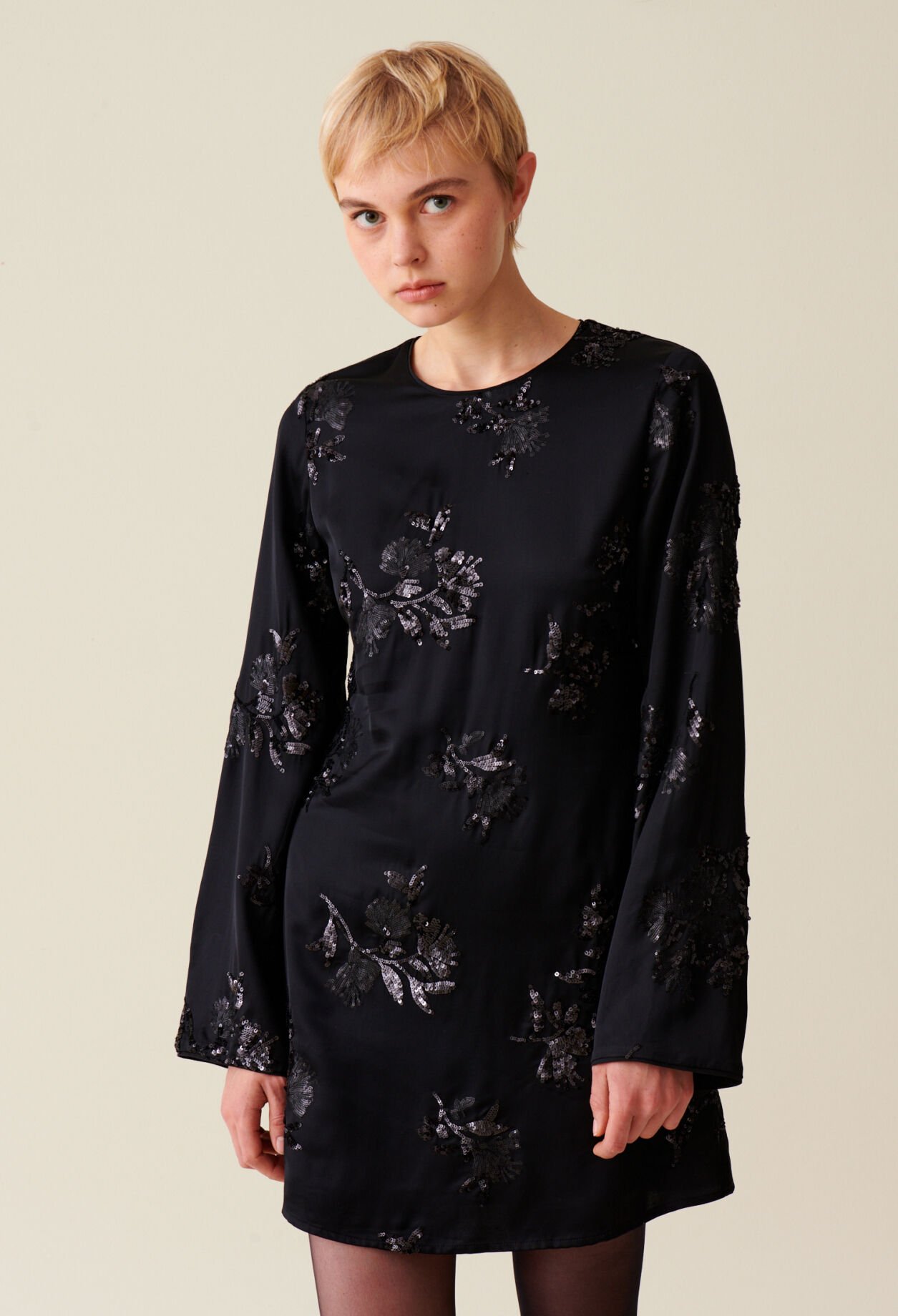 Vestido corto negro lentejuelas