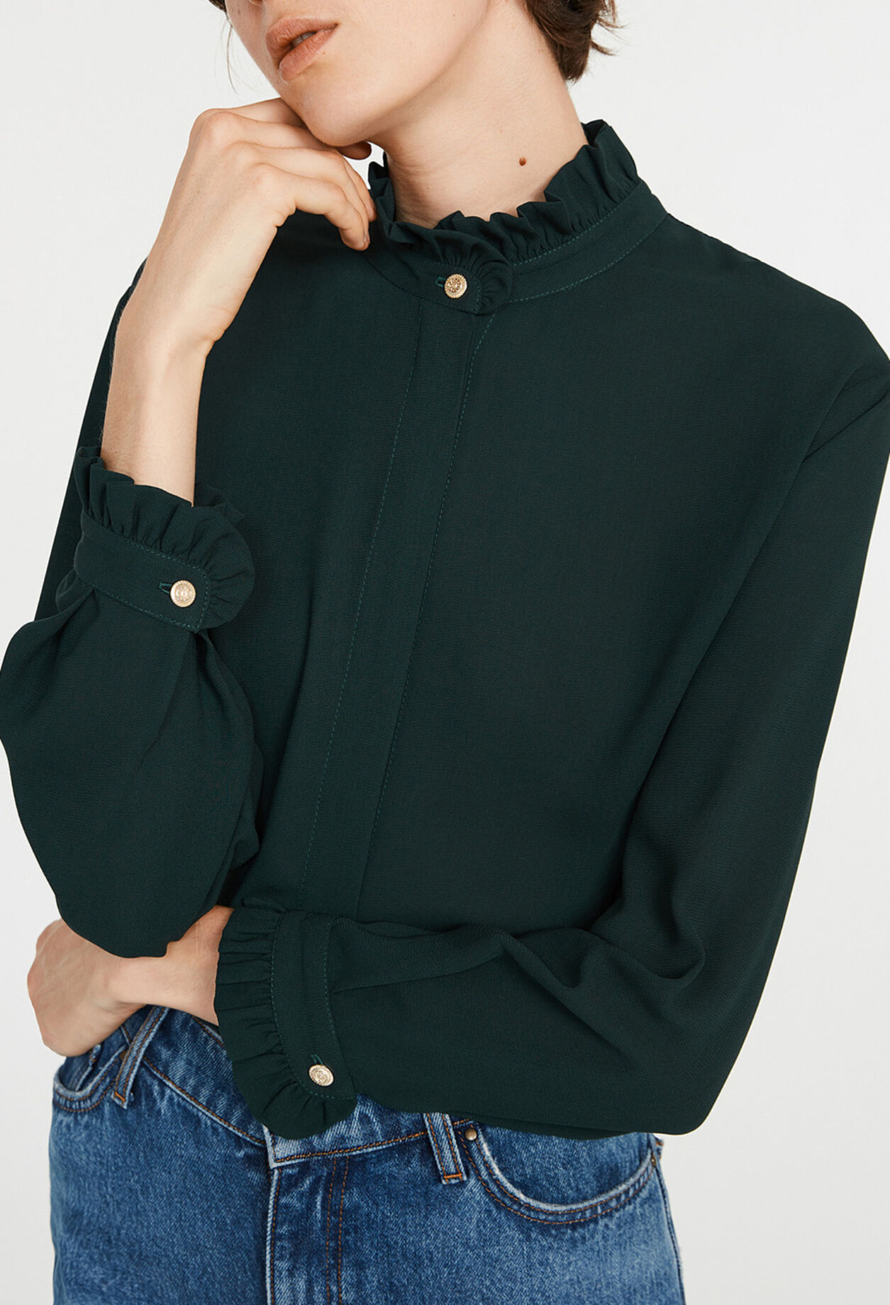 Camisa fluida con cuello de volantes