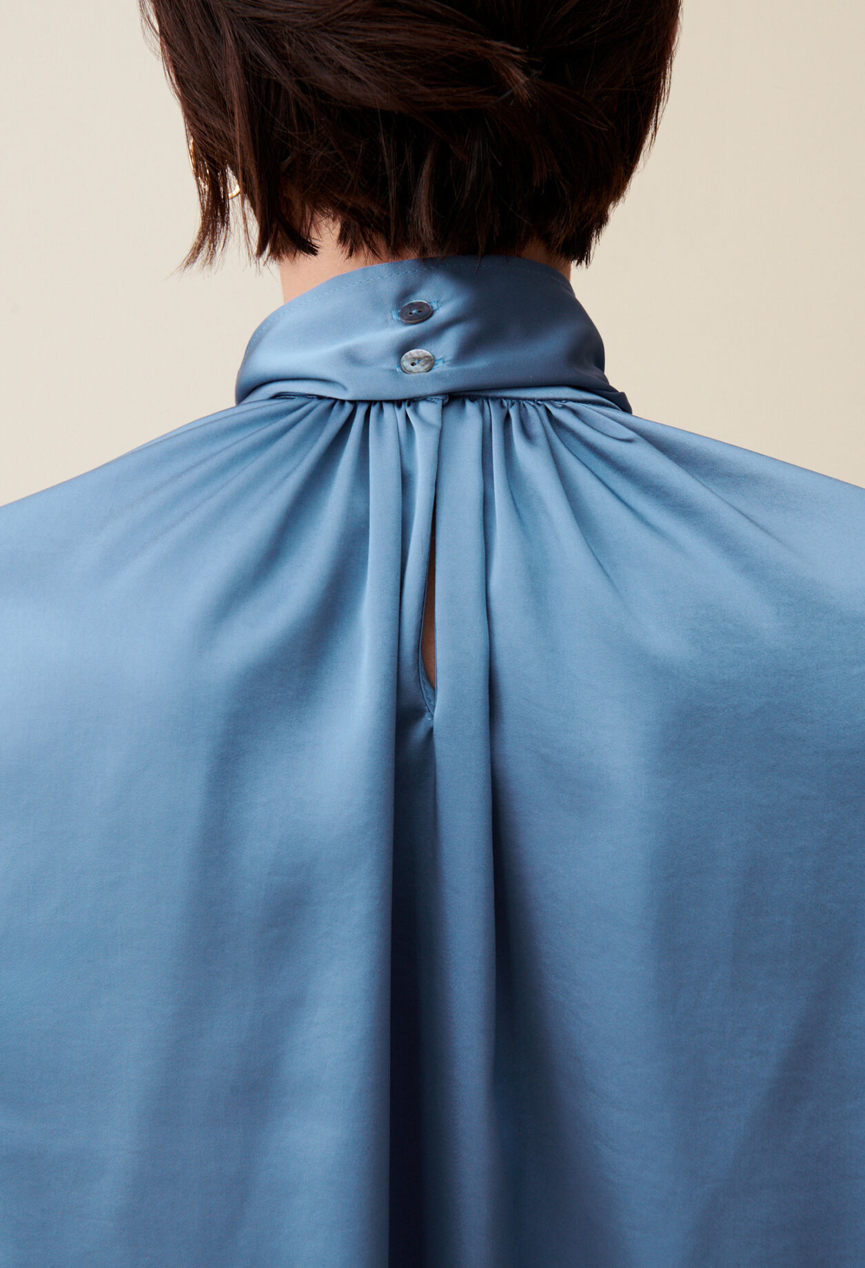 Blusa fluida con lazada al cuello
