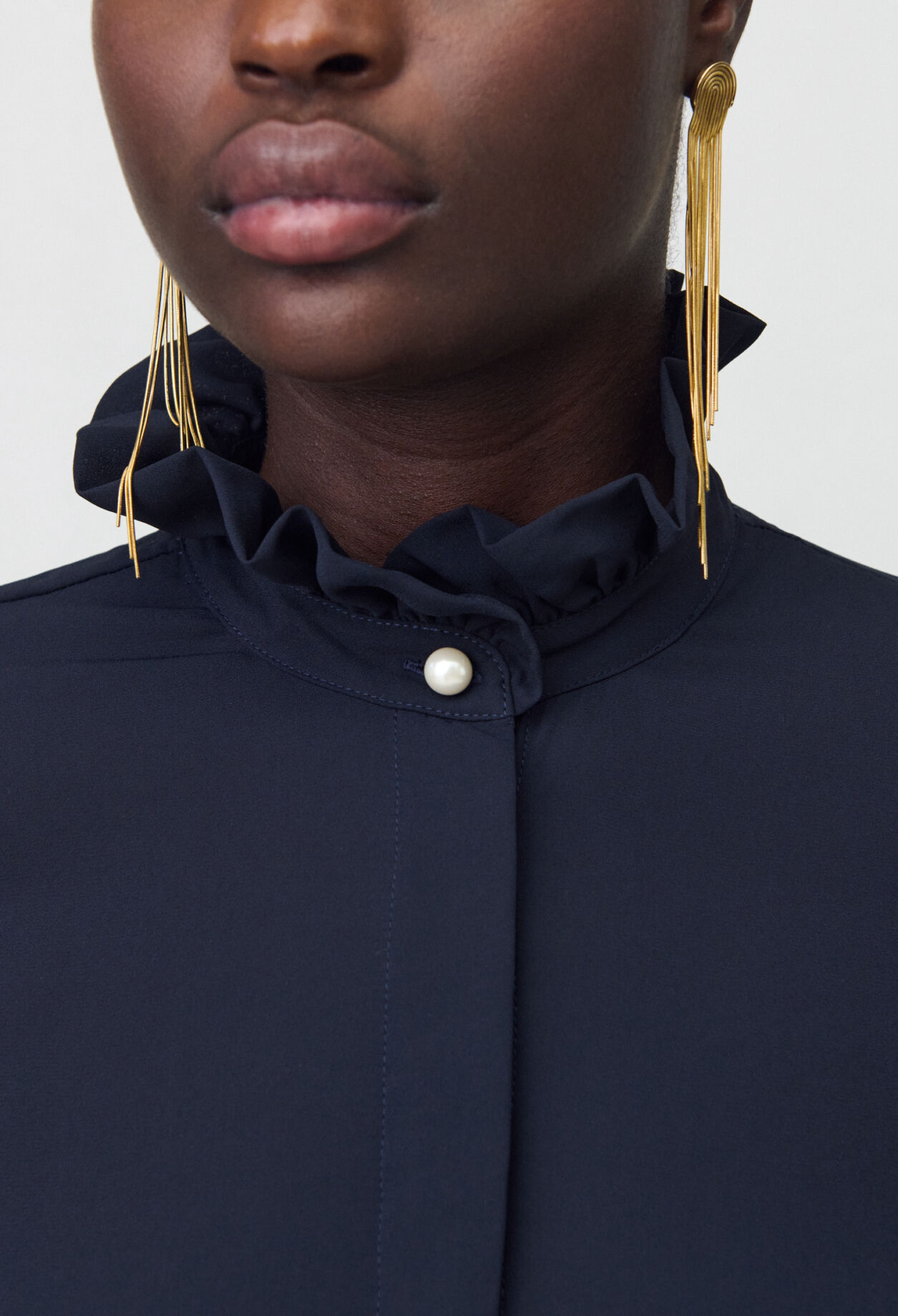 Camisa fluida cuello victoriano