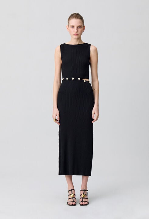 Vestido de punto de longitud media.