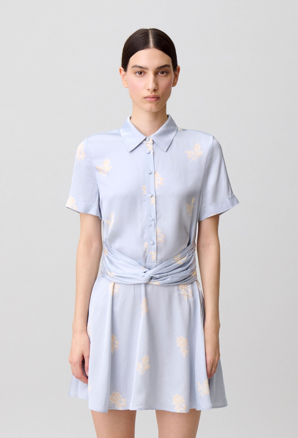 Vestido satinado de flores