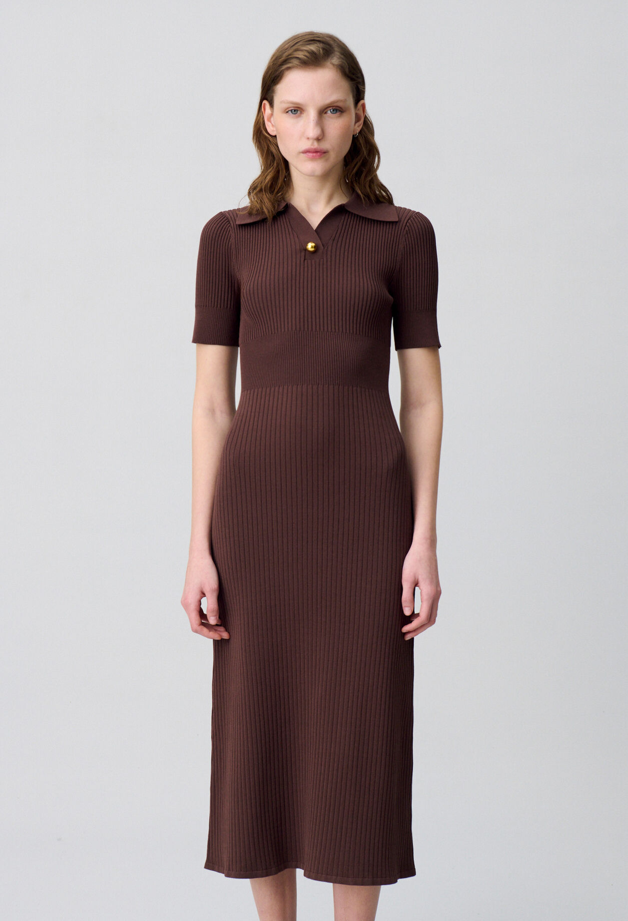 Vestido de punto de longitud media.