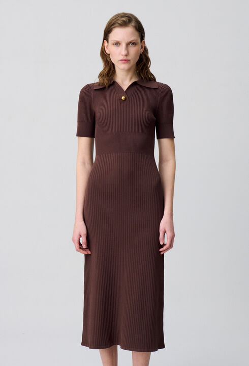 Vestido de punto de longitud media.