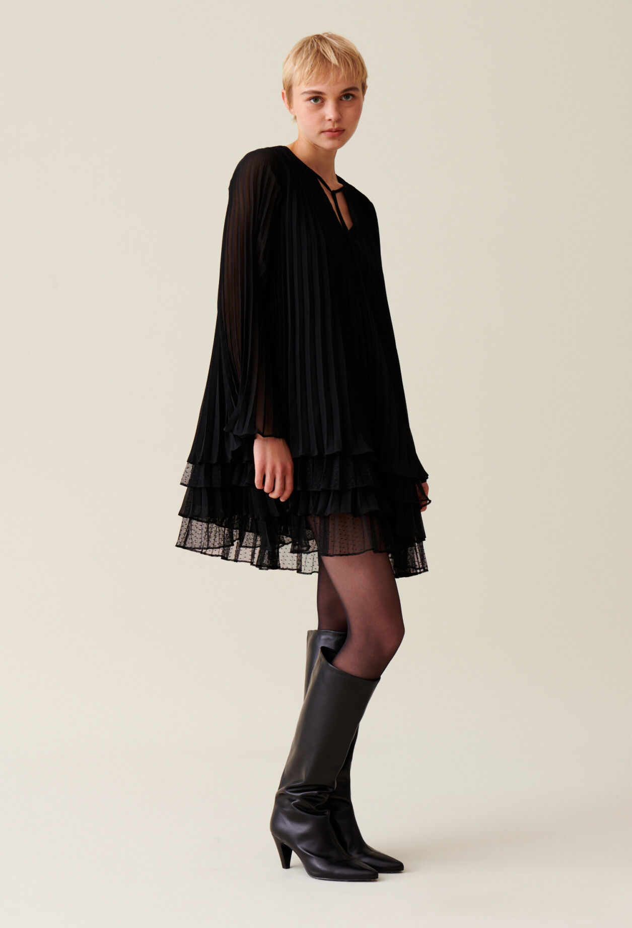 Vestido corto negro volantes