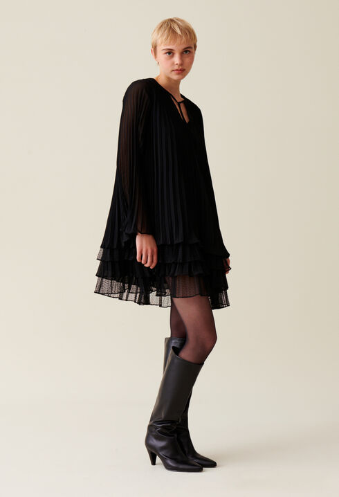 Vestido corto negro volantes