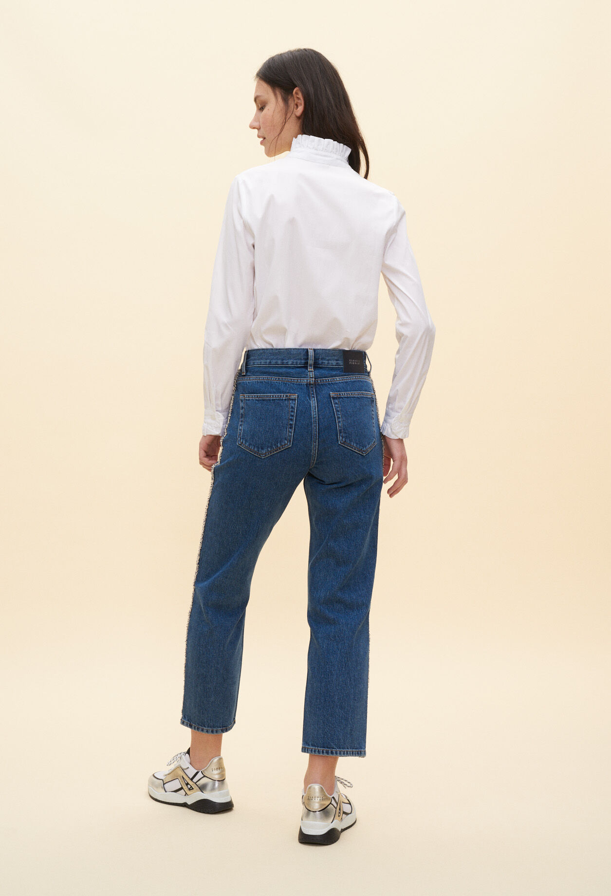 Camisa de cuello alto plisado