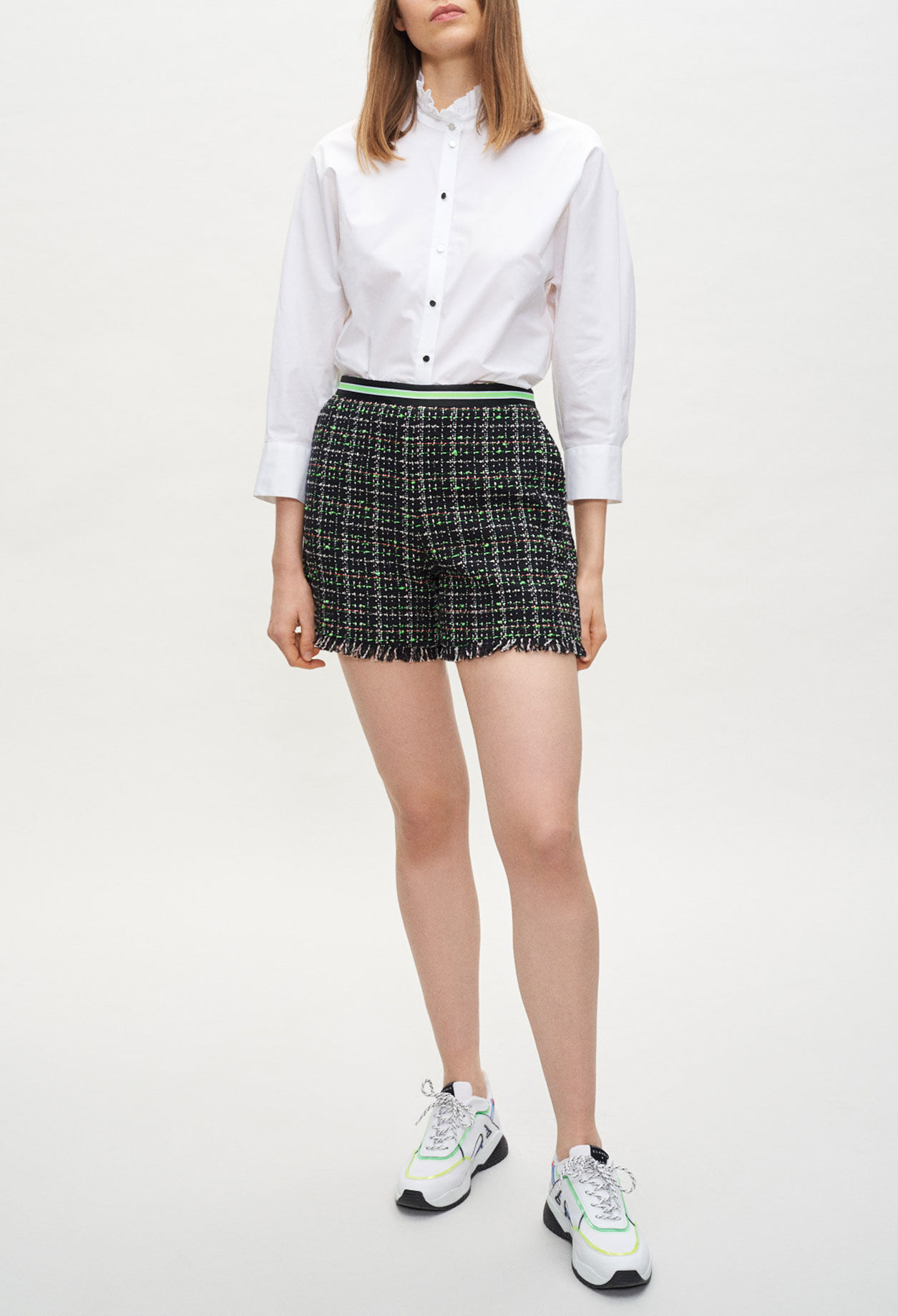 Camisa blanca de cuello chalina
