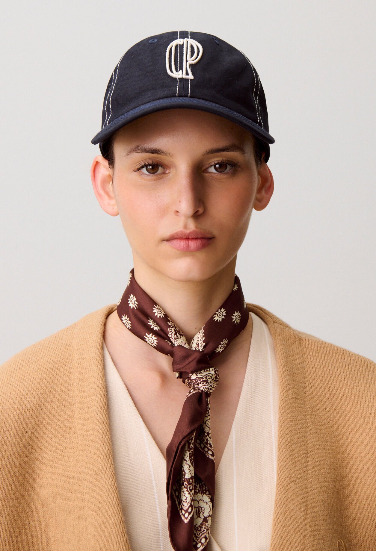 Gorra con monograma CP bordado