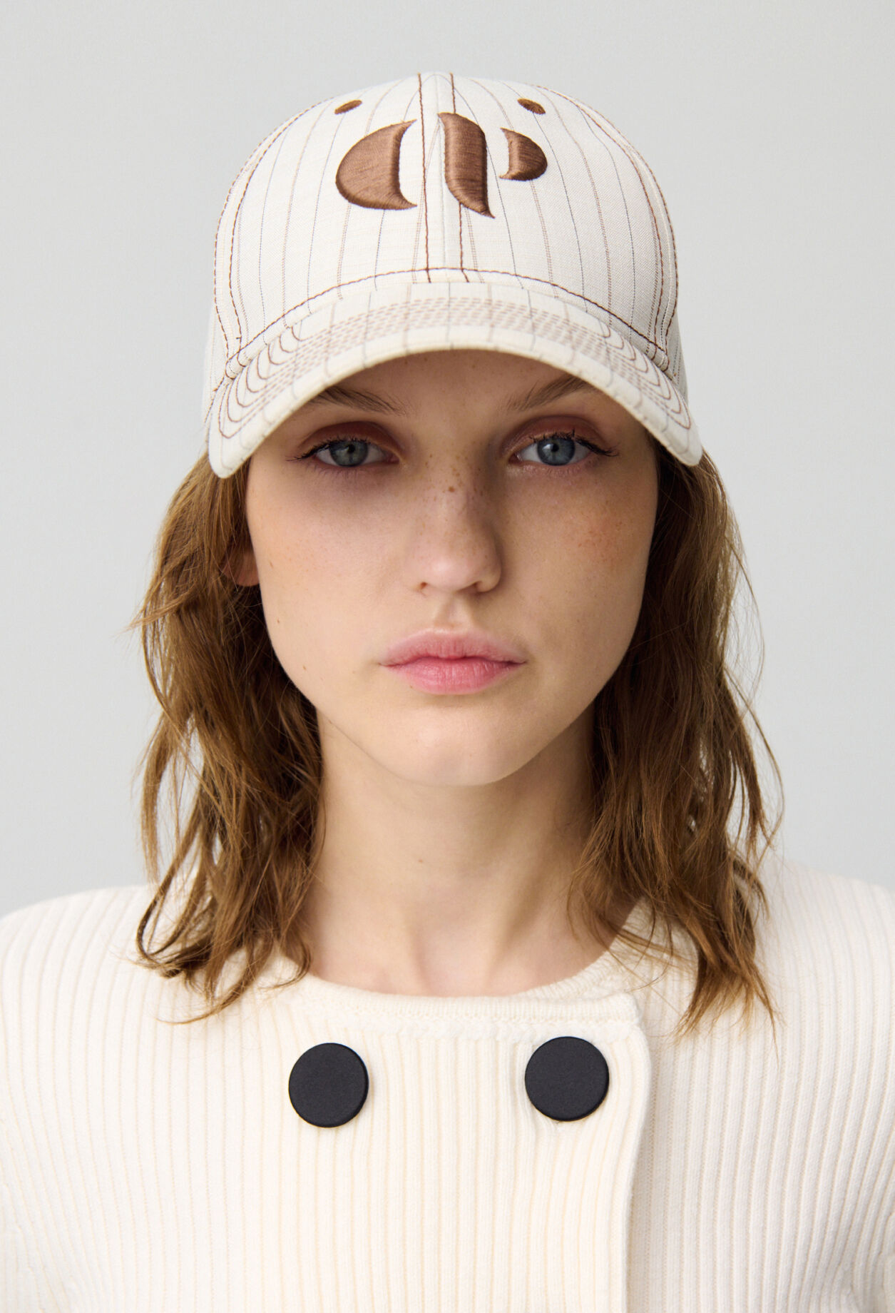 Gorra con monograma CP