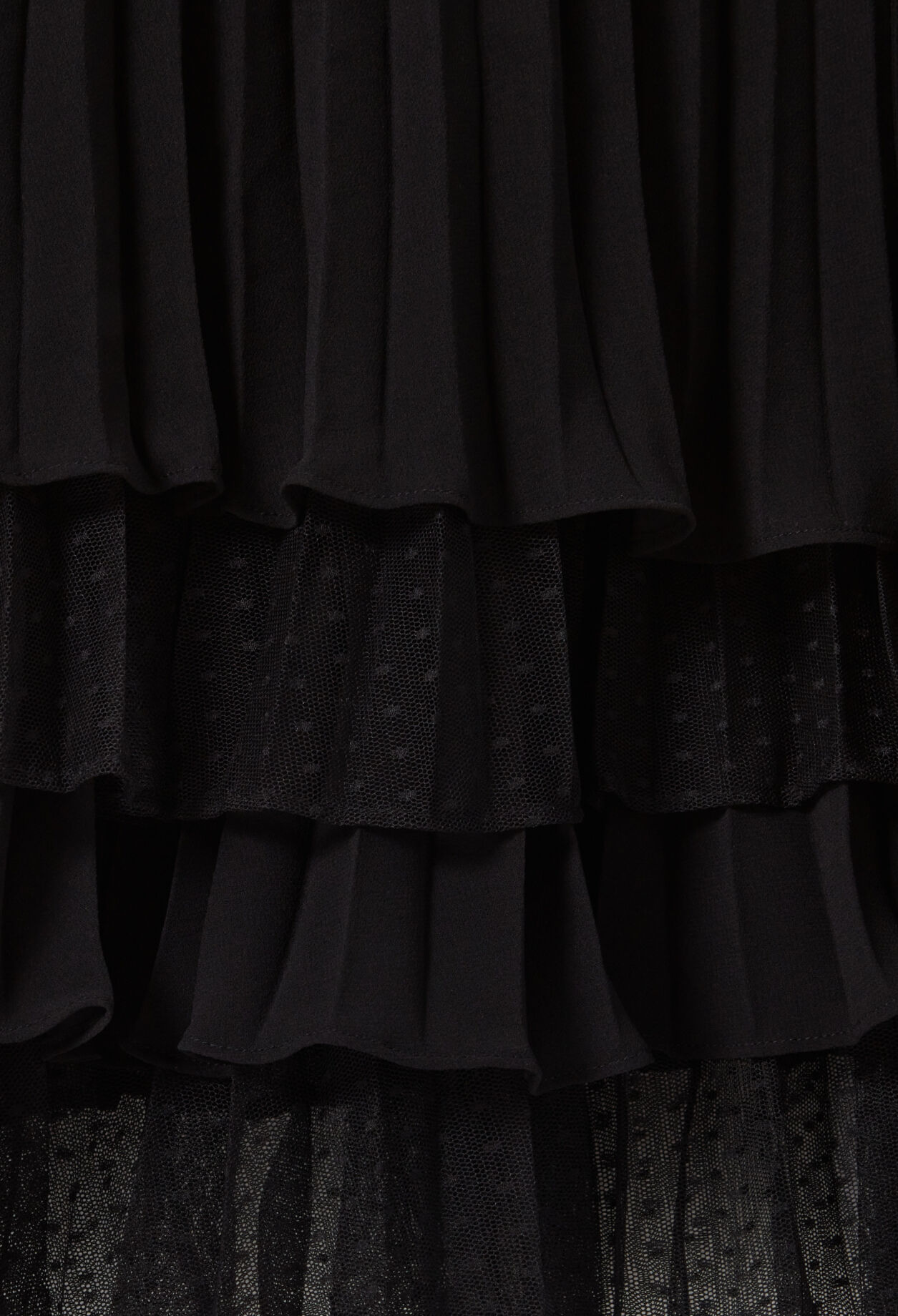 Vestido corto negro volantes