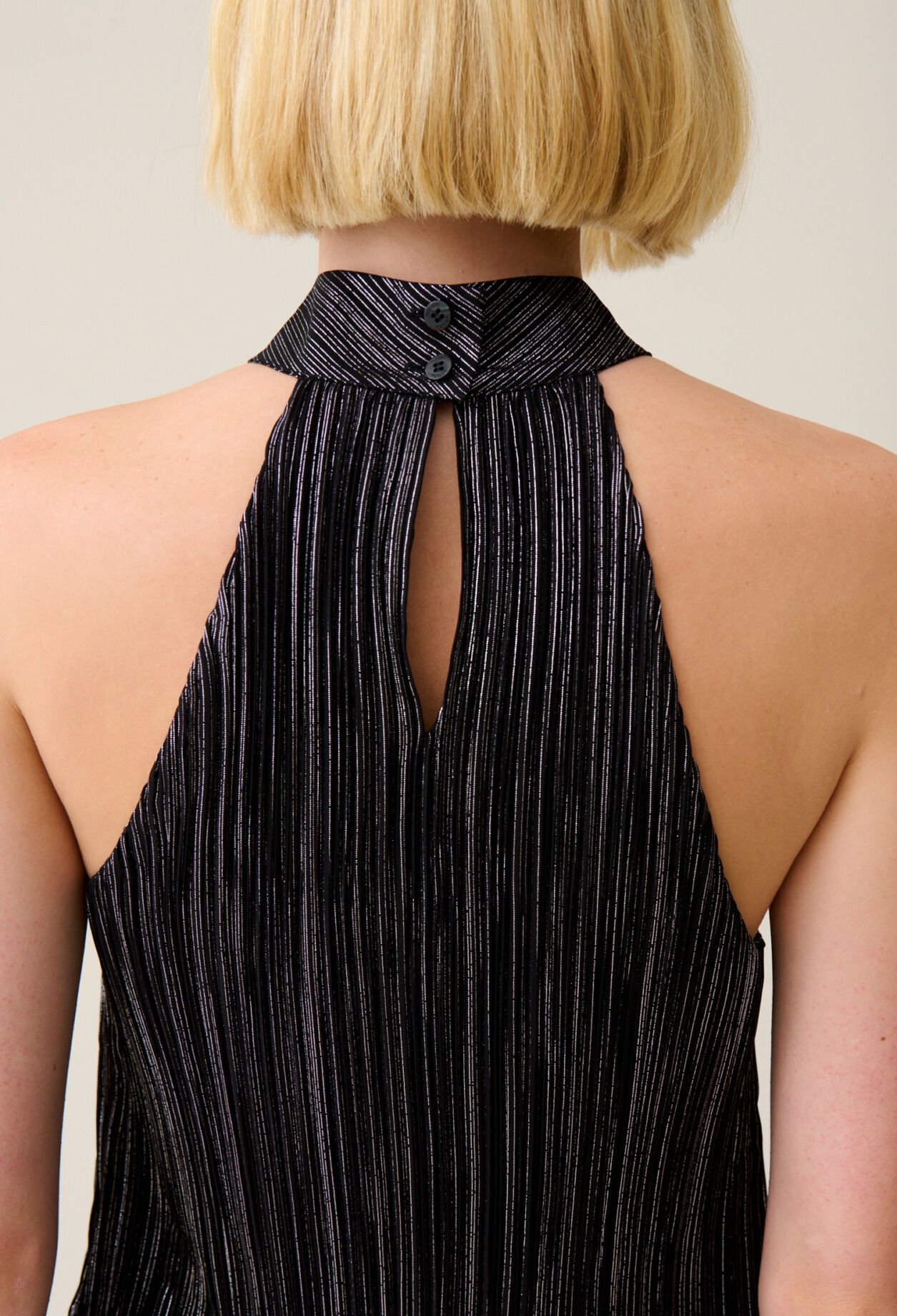 Vestido corto plisado plateado