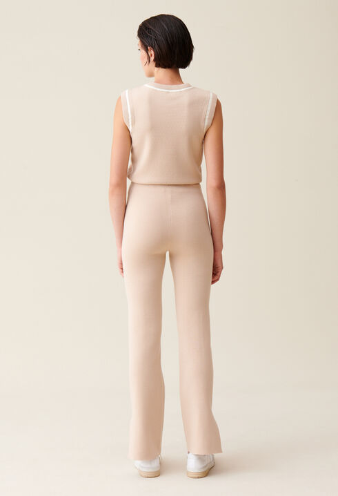 Pantalón recto y aperturas en tobillos