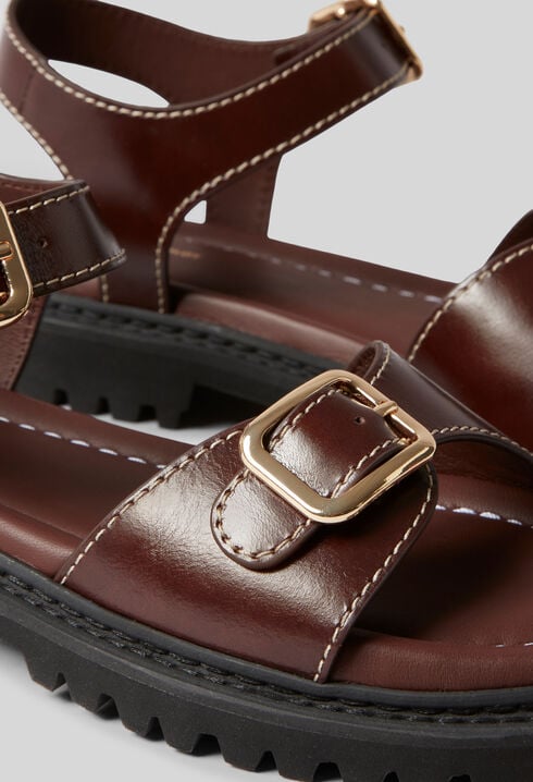 Sandalias de cuero con hebillas