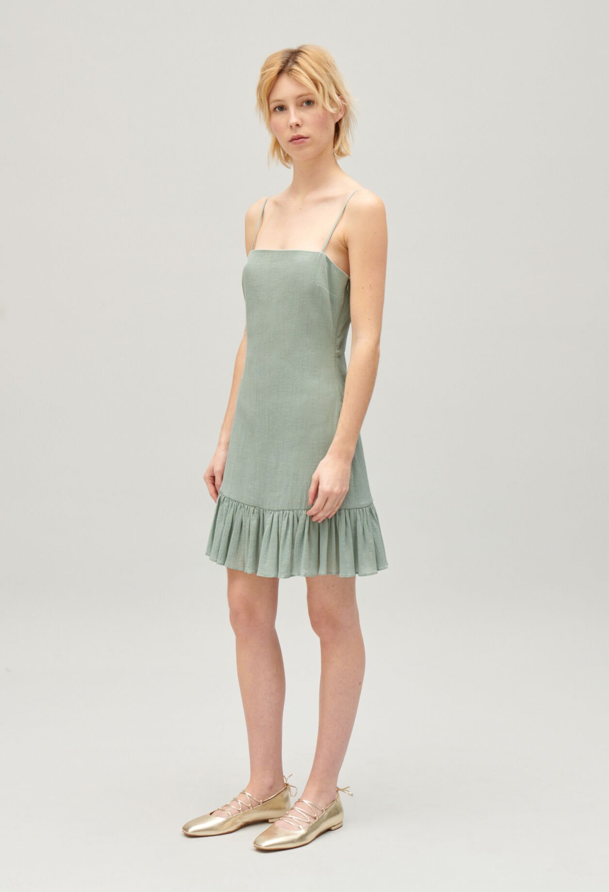 Vestido corto en almendra con volantes