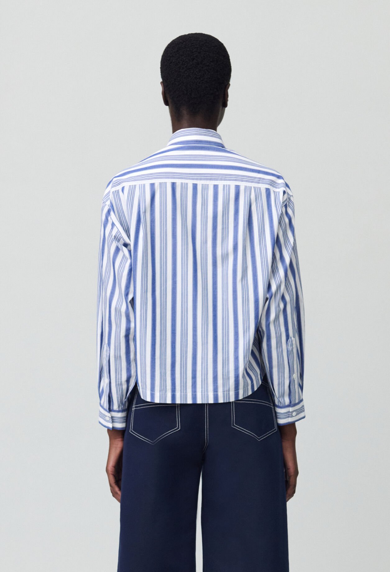 Camisa con rayas y lazo