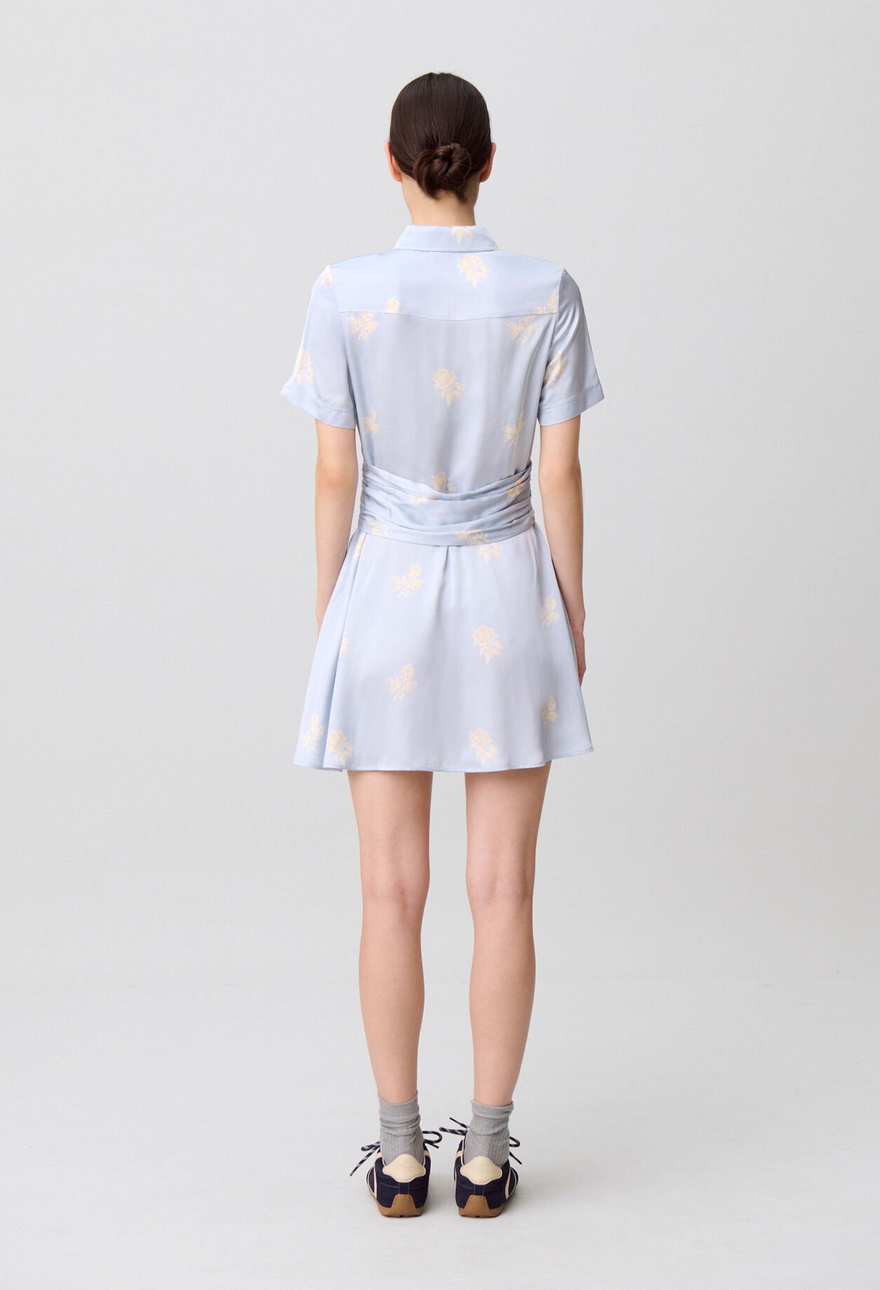 Vestido satinado de flores