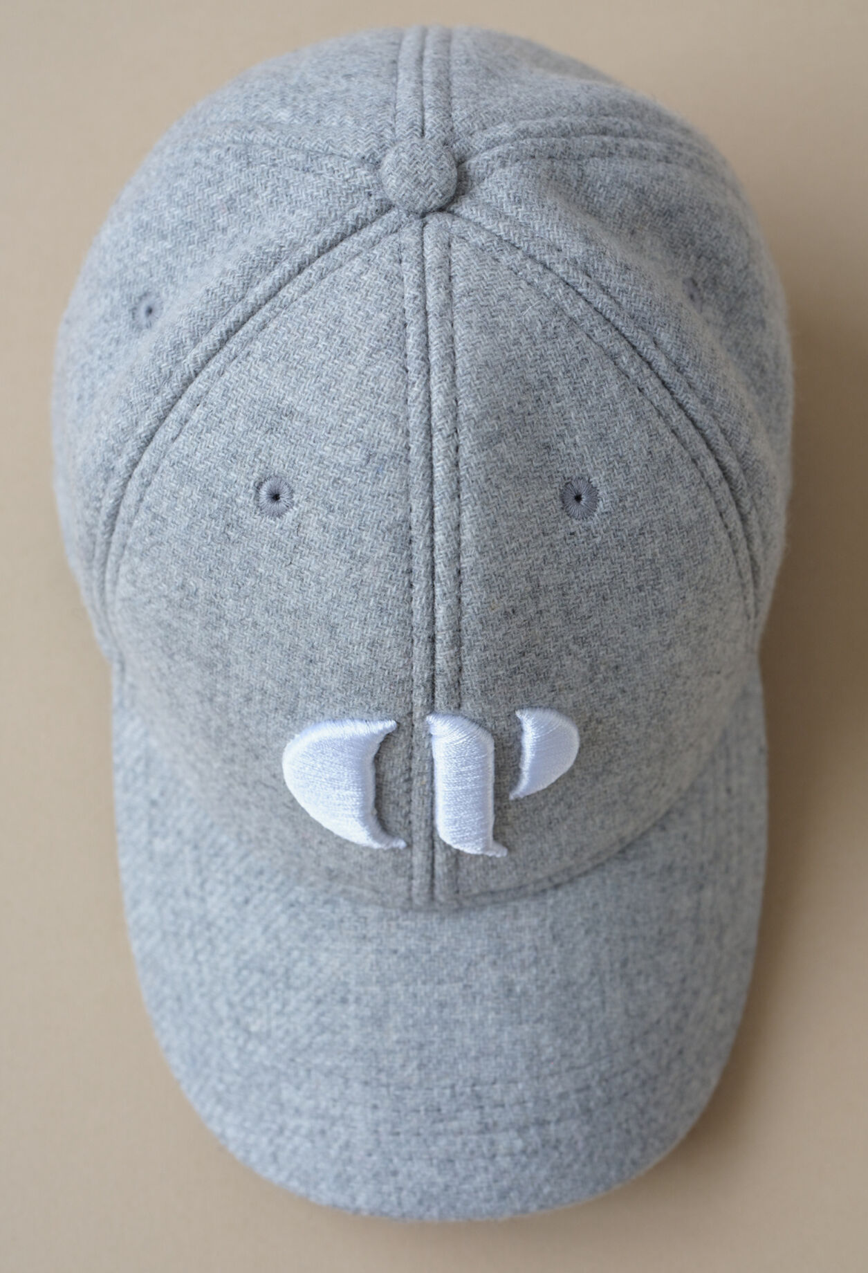 Gorra con bordado monograma CP