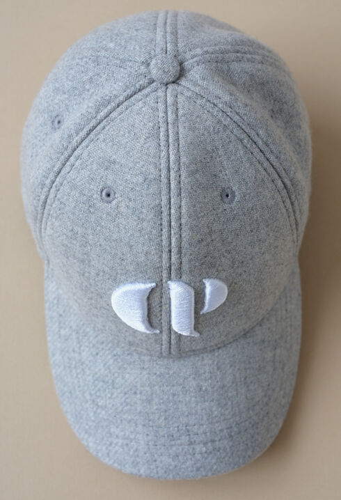 Gorra con bordado monograma CP