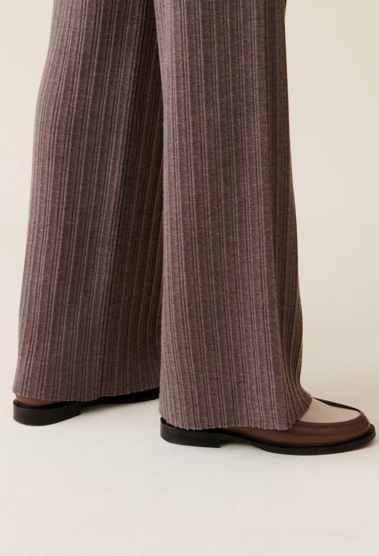 Pantalón de punto acampanado