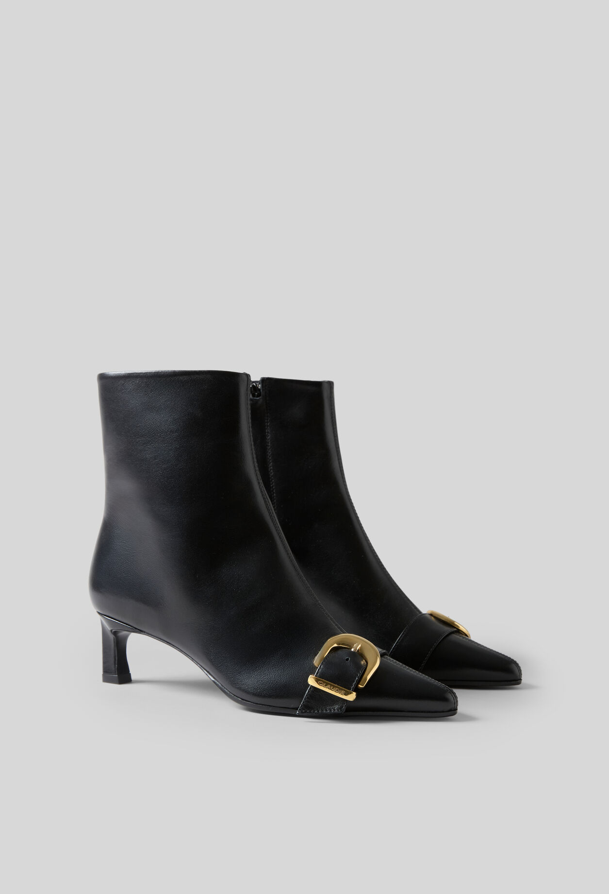 Botines de piel con hebilla dorada