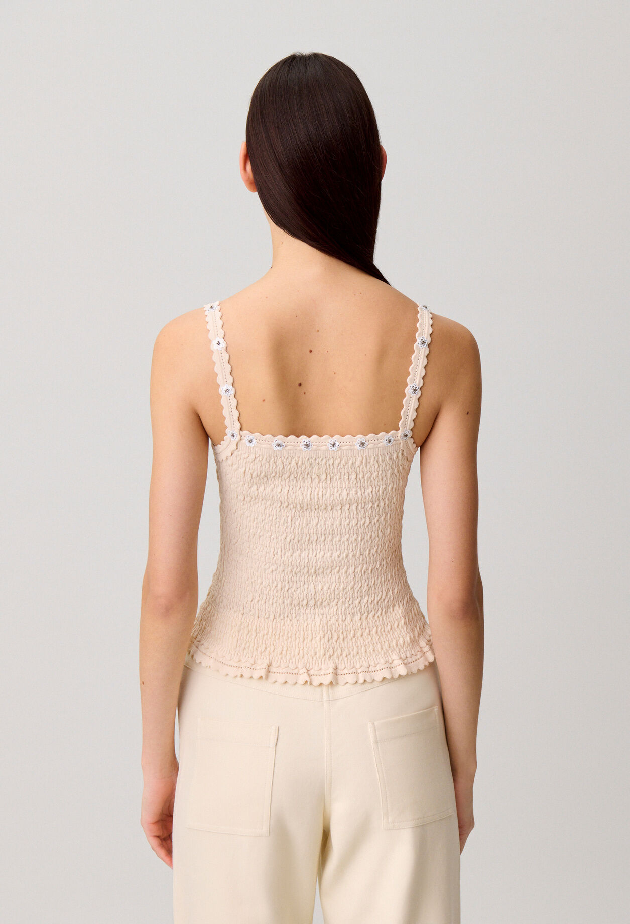 Top con bordados de flores