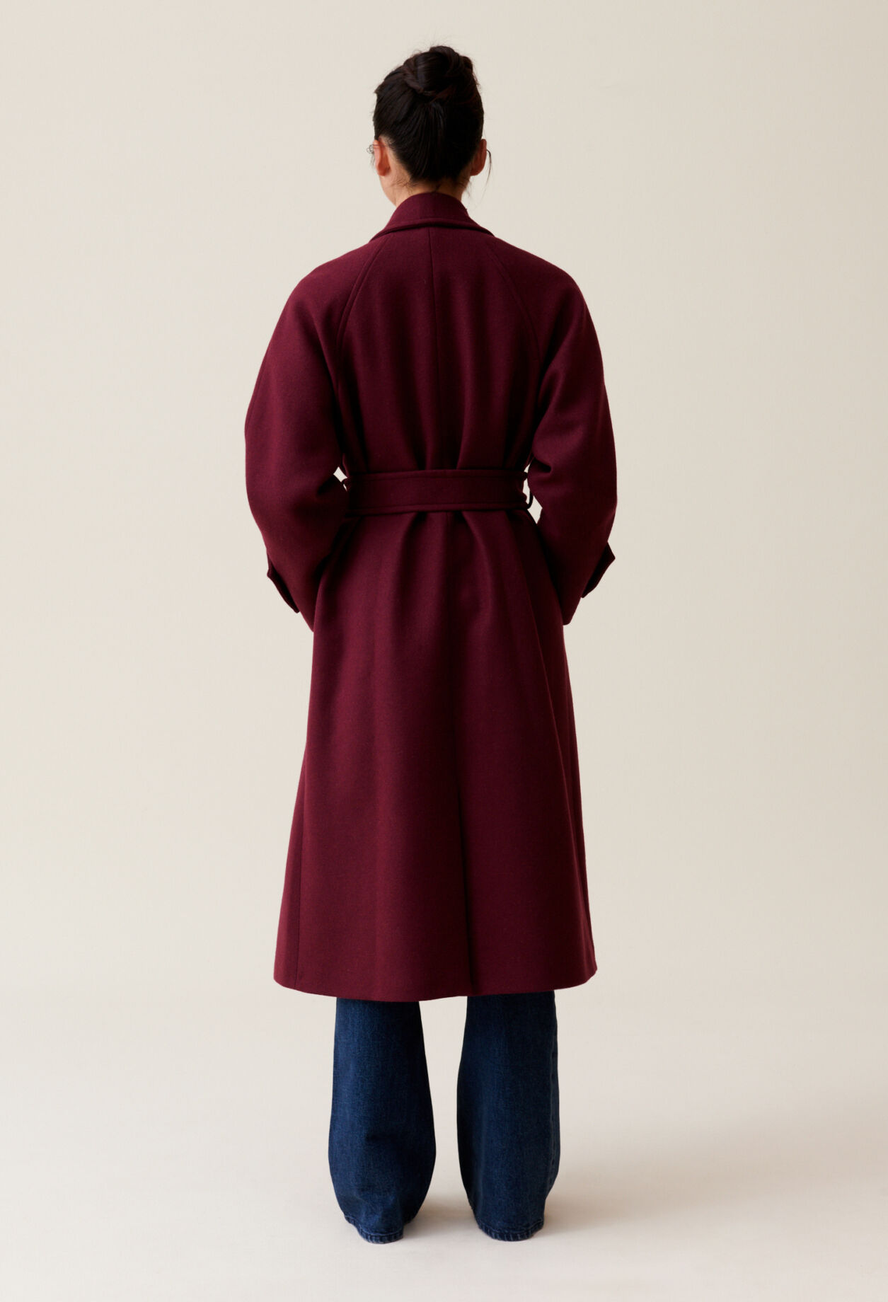 Abrigo largo estilo trench burdeos
